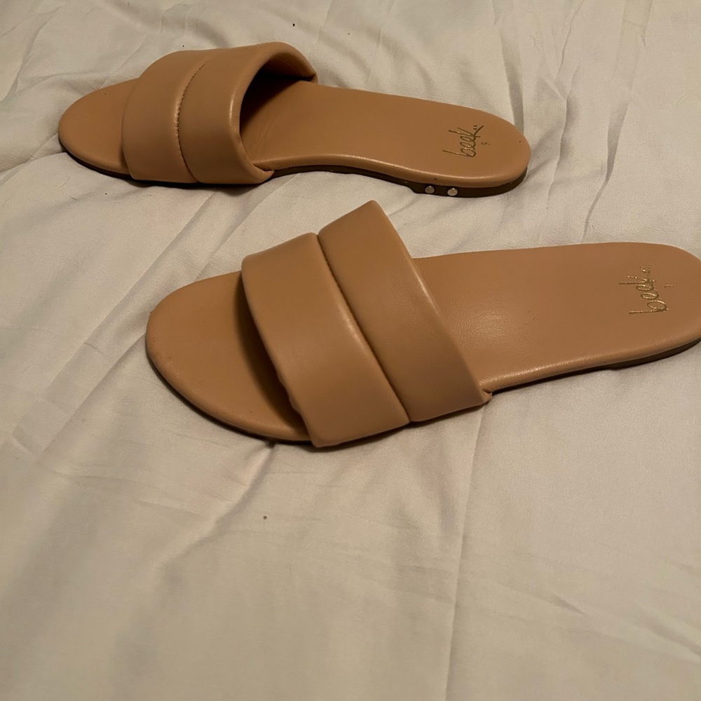 Beeks Sugarbird sandals in tan. Size 9.